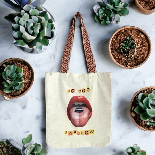 Image front ❀ Totebag Ethnique ~Premium+ ✦ BLACK PILL - NE PAS AVALER [🌐 EN] ✨