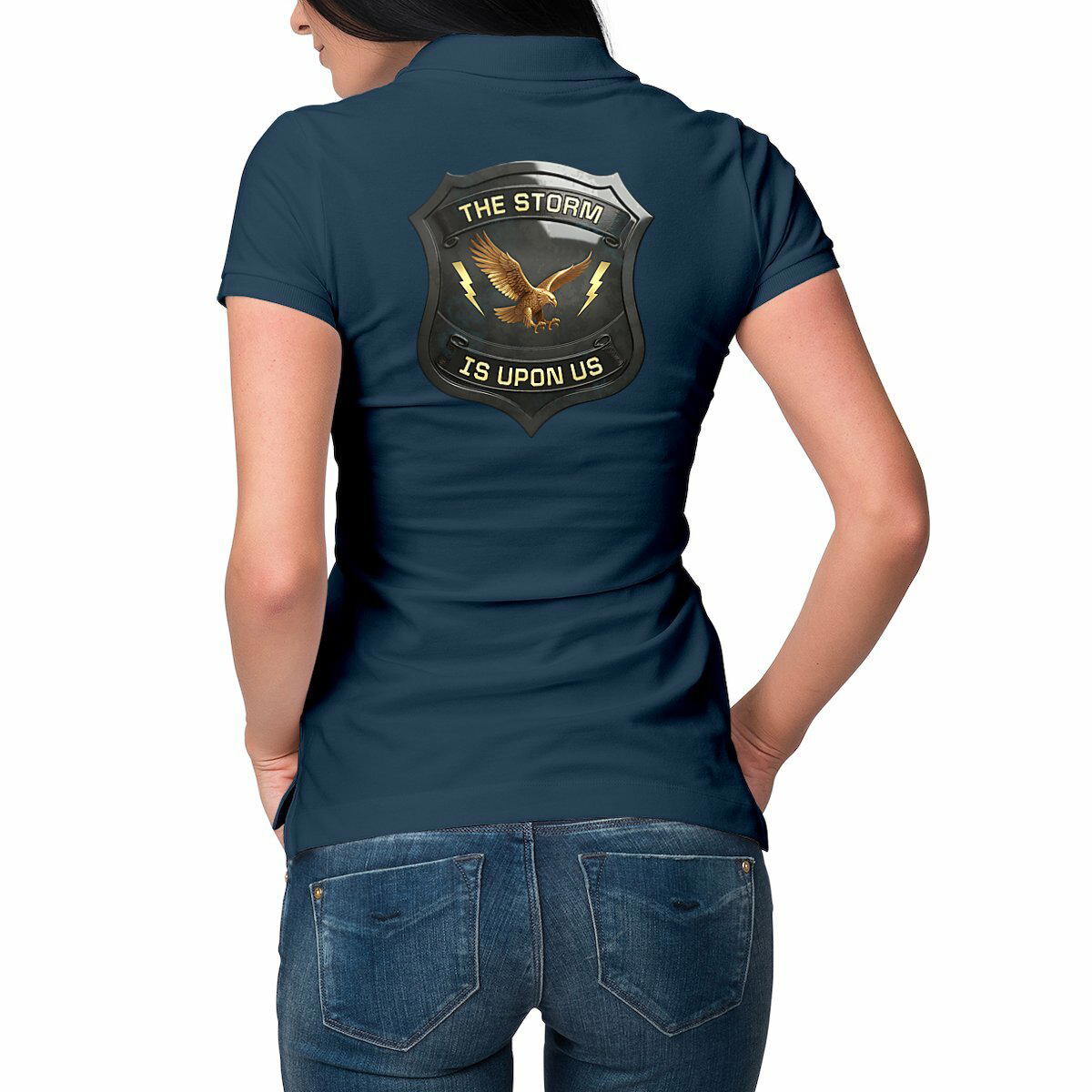 Image front ❀ Polo Mi-Épais Femme ~Premium Visuel Devant & au Dos ✦ THE STORM IS UPON US [🌐 EN] ✨