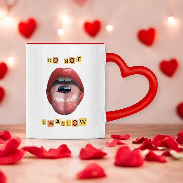 Image front ❀ Mug Céramique Avec Ance En Forme De Cœur Imprimé Sur Chaque Côté ~Premium ✦ BLACK PILL - NE PAS AVALER [🌐 EN] ✨