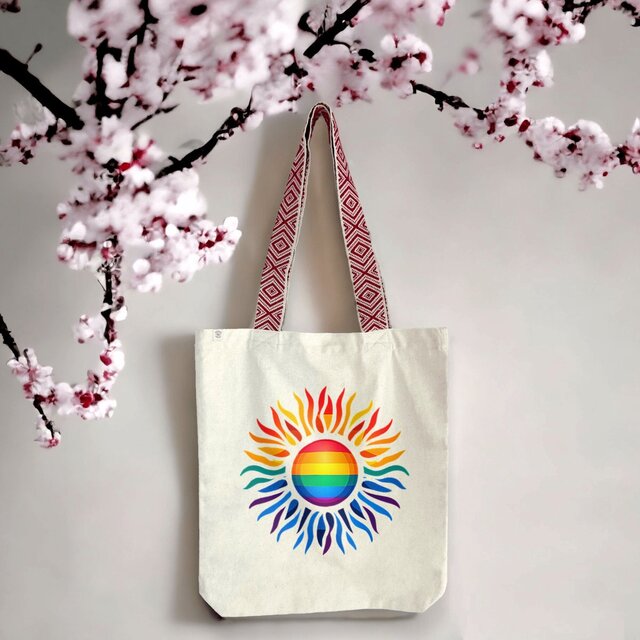 Image front Totebag ethnique écoresponsable en coton bio et polyester recyclé. Soleil LGBTQIA imprimé