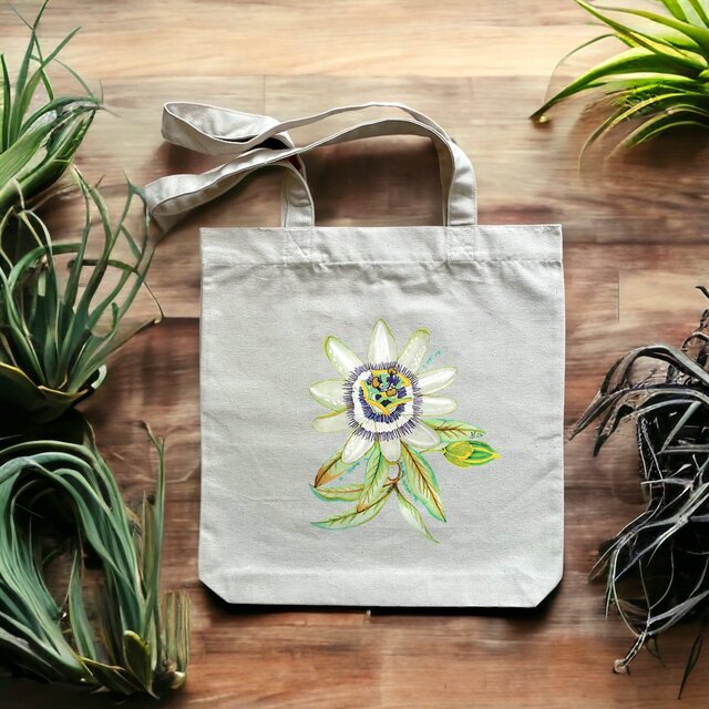 Image front Totebag épais coton bio et polyester recyclé. Dessin d'une jolie fleur de passiflore
