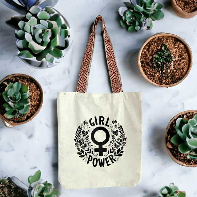 Image front Totebag ethnique végan et Girl Power. Sac de courses, de plage, sac fourre-tout très pratique et robuste.