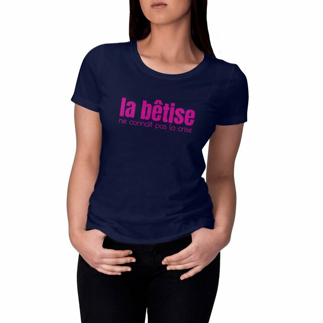 Image front T-shirt Femme en coton biologique. La bêtise ne connaît pas la crise.