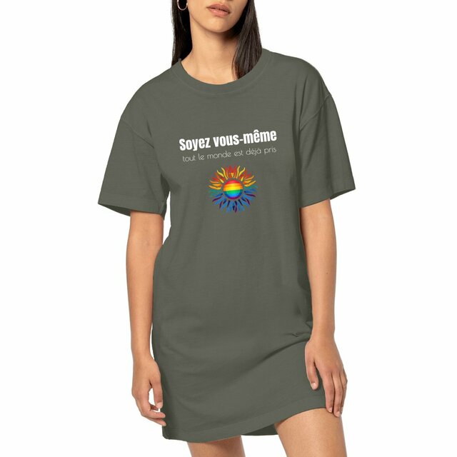 Image front Robe T-shirt Femme végan. Soyez vous-même, tout le monde est déjà pris. Robe LGBT