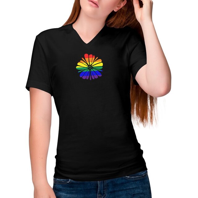 Image front T-shirt Femme Col V éthique et durable. Fleur LGBTQI+