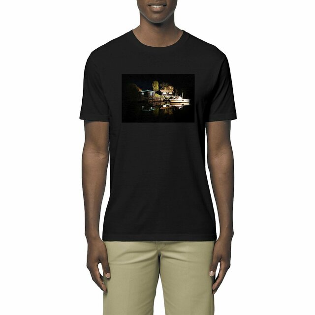 Image front T-shirt végan unisexe léger. Petit port de pêche La Tremblade.