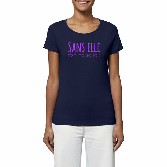 Image front T-shirt militant féministe pour femme. Sans elle, rien ne se fait