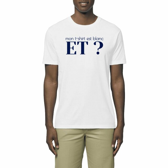 Image front T-shirt blanc, végan et unisexe. Slogan humour : mon t-shirt est blanc ET ?