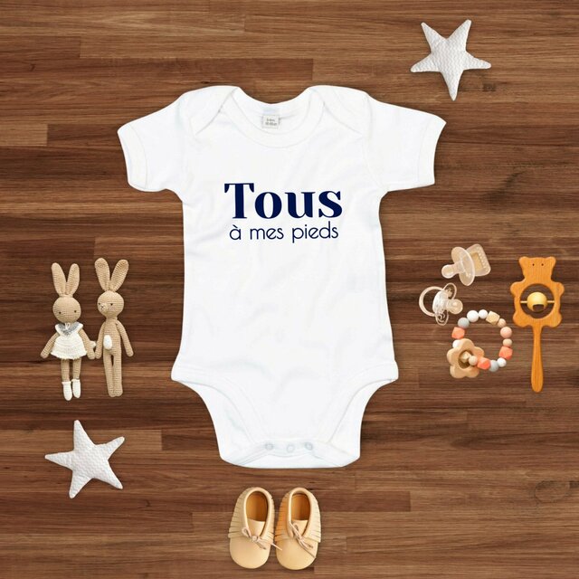 Image front Body bébé en coton biologique. Body écoresponsable. Tous à mes pieds. Imprimé en France à la demande