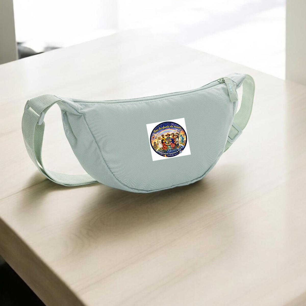 “Achat solidaire : vous soutenez nos projets.”Sac banane en polyester recyclé