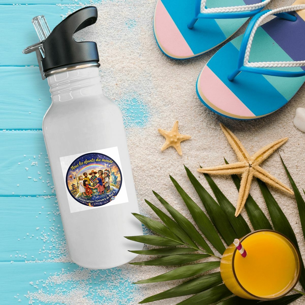 “Achat solidaire : vous soutenez nos projets.” .Bouteille en inox avec paille