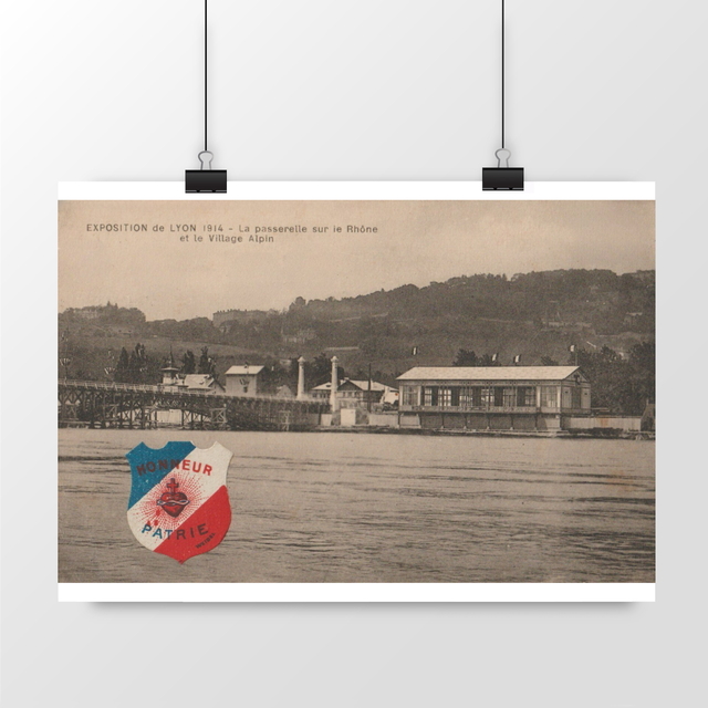 Image front Affiche LYON - Exposition de 1914 - La Passerelle sur le Rhône et le Village Alpin - 1915