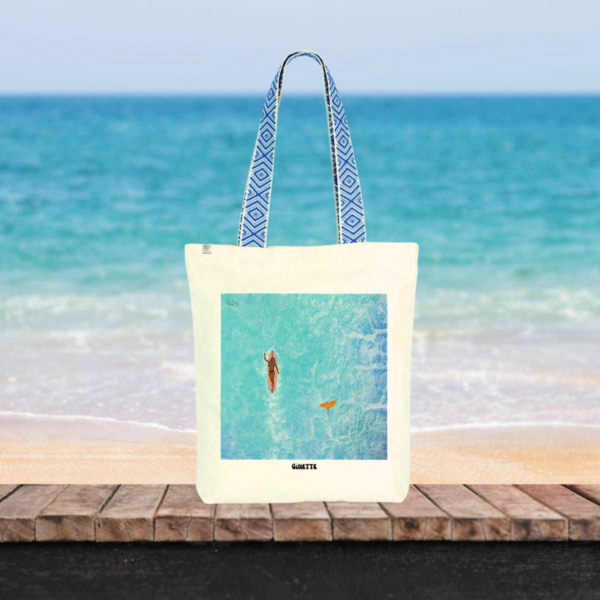 Image front Sac ethnique ~ Surfeuse au large