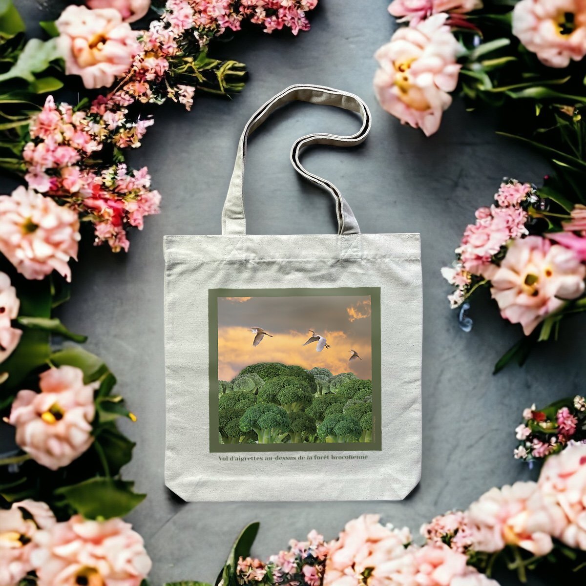 Image front Tote Bag épais "Vol d'aigrettes au-dessus de la forêt brocolienne"