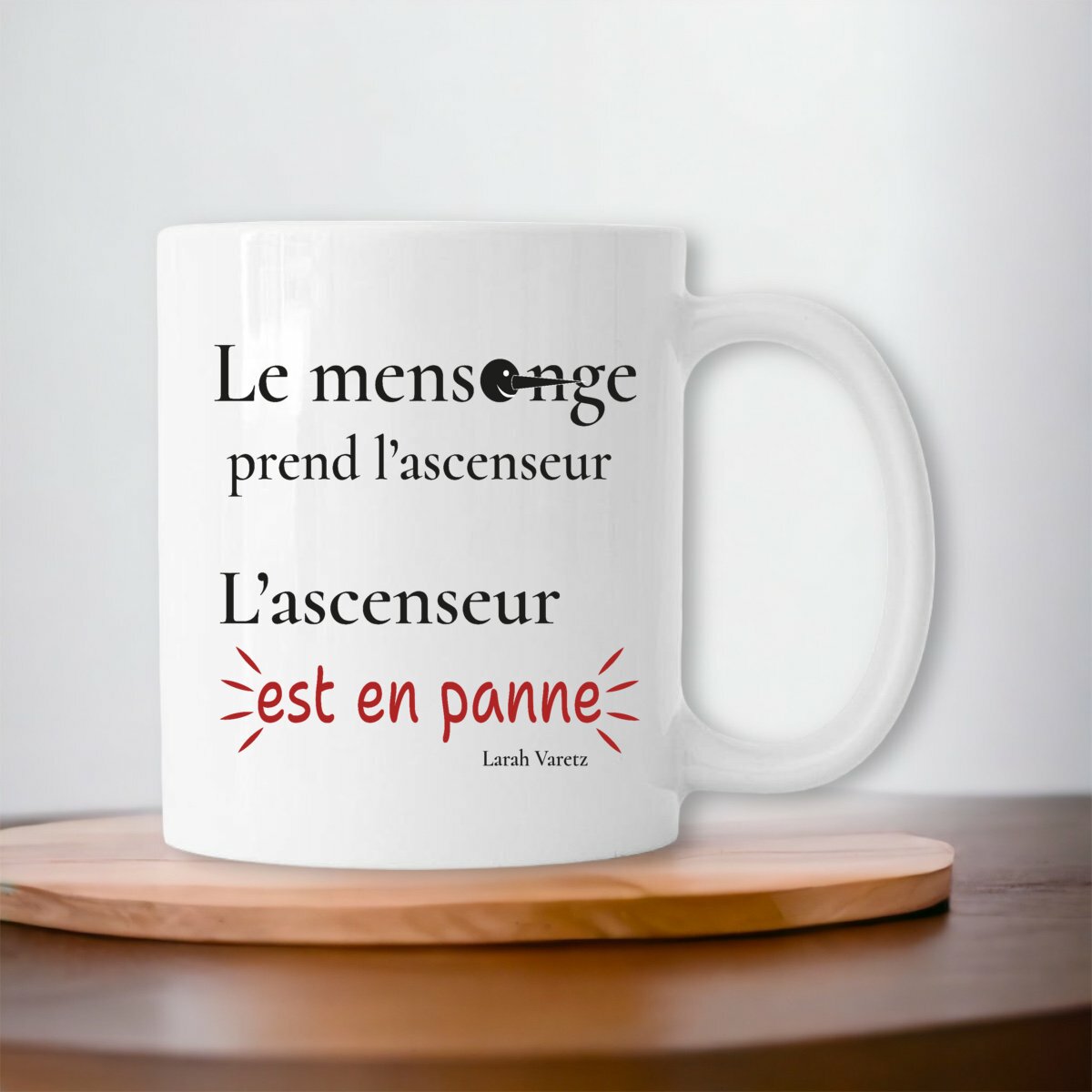 Image front Mug blanc • Texte humoristique « La vérité prend l'escalier »